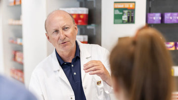 Mag. Christian Wurstbauer, Apotheker in Wien, im Beratungsgespräch in der Apotheke